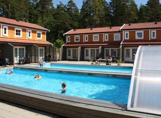 Basseng ved leiligheter - oppvarmet.jpg