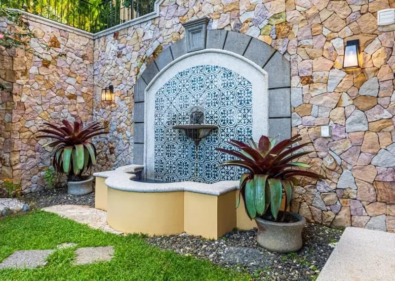 Nido Escondido — Exterior