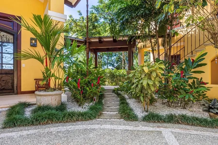 Nido Escondido — Exterior