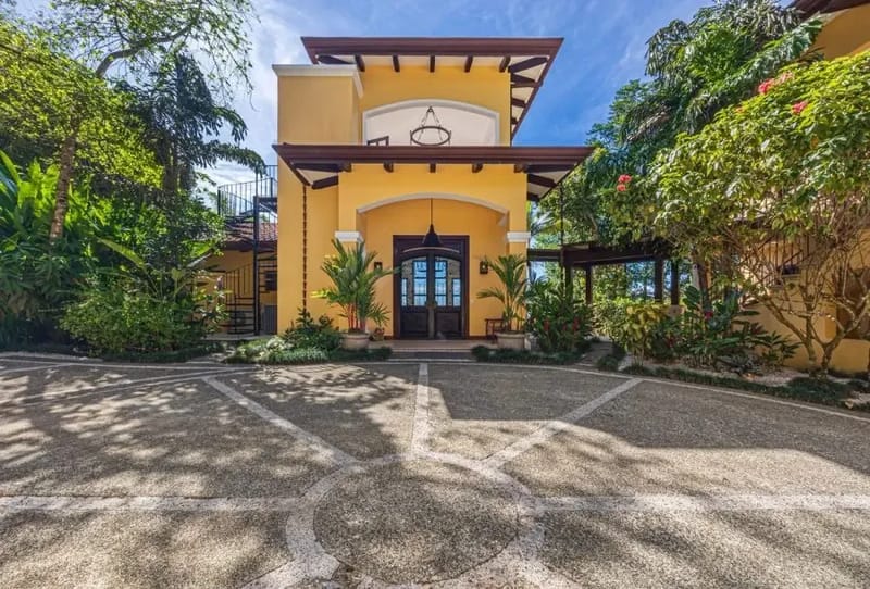Nido Escondido — Exterior