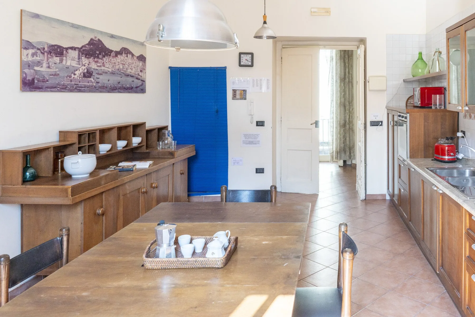 Una cocina con gabinetes de madera y una mesa grande.