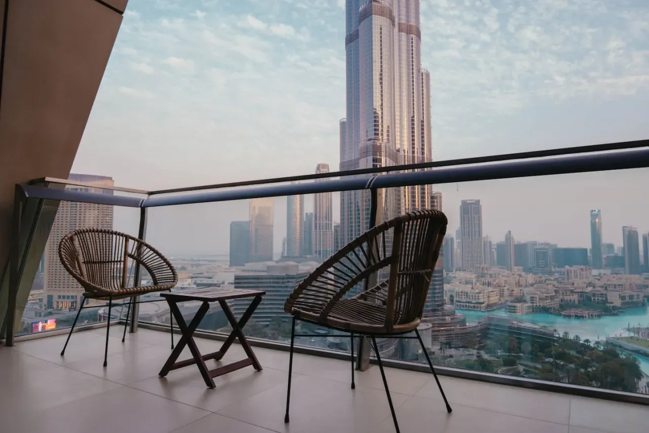 Una zona de estar en un balcón ofrece vistas al horizonte de la ciudad y al paseo marítimo.