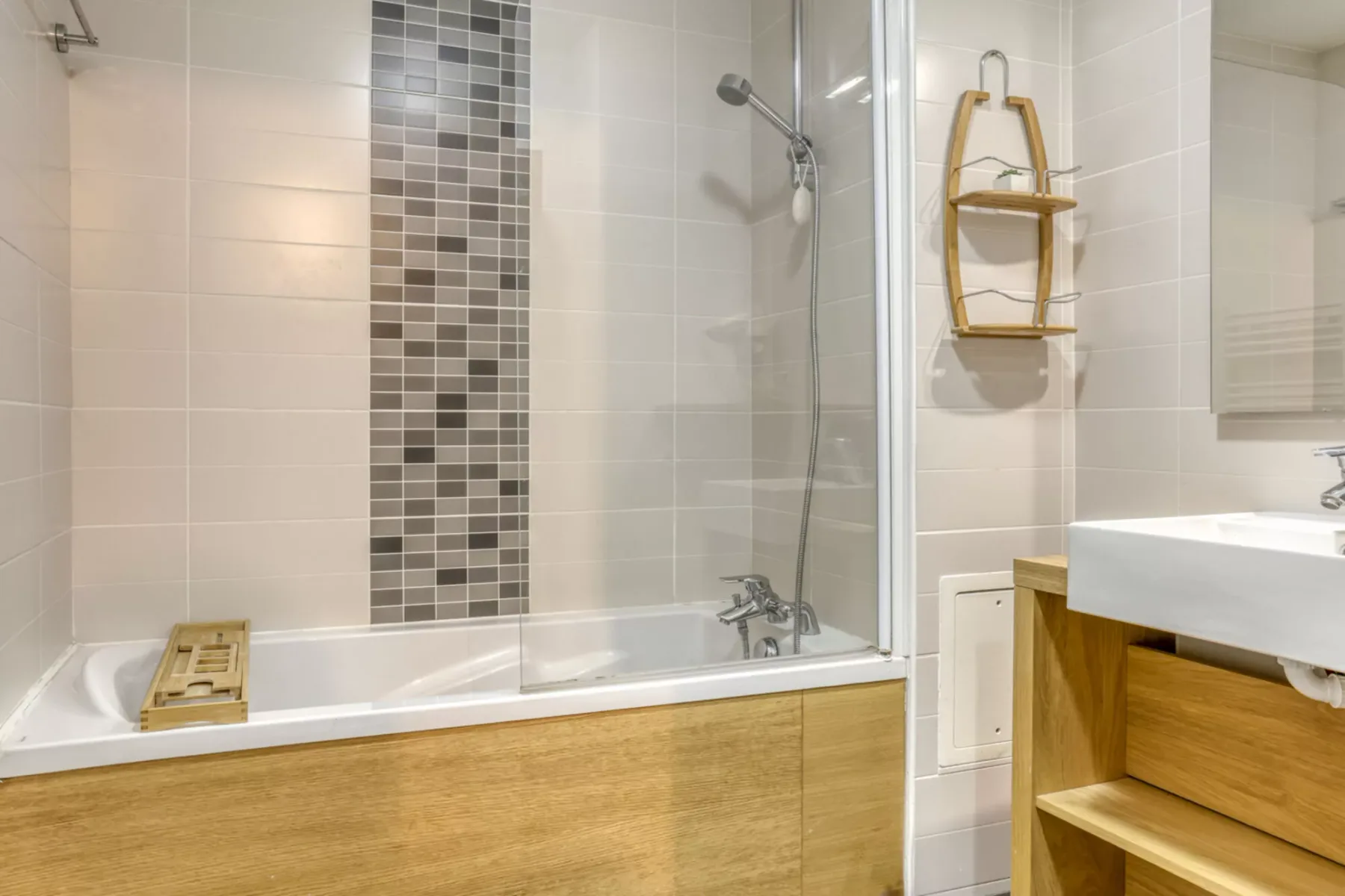 Un baño con bañera, ducha y lavabo.