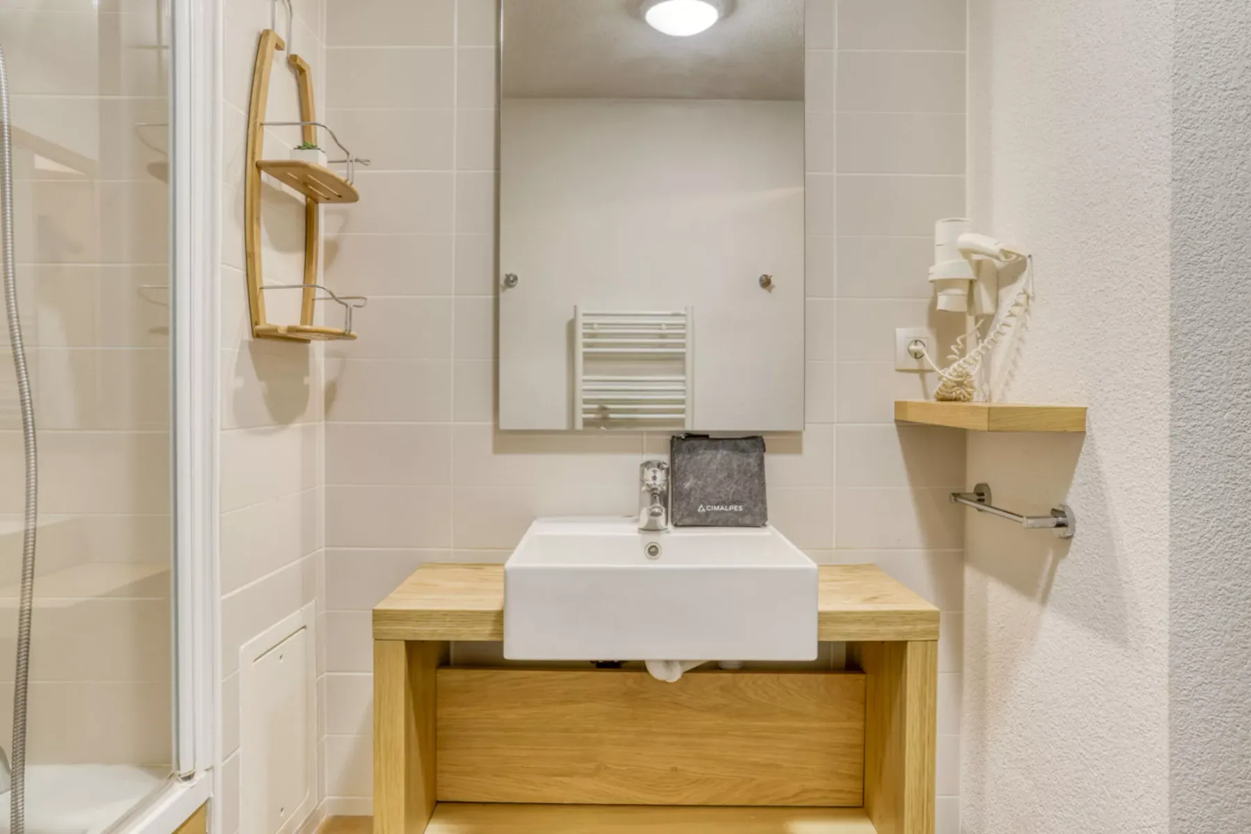Un lavabo de baño con un fregadero rectangular y un espejo grande.