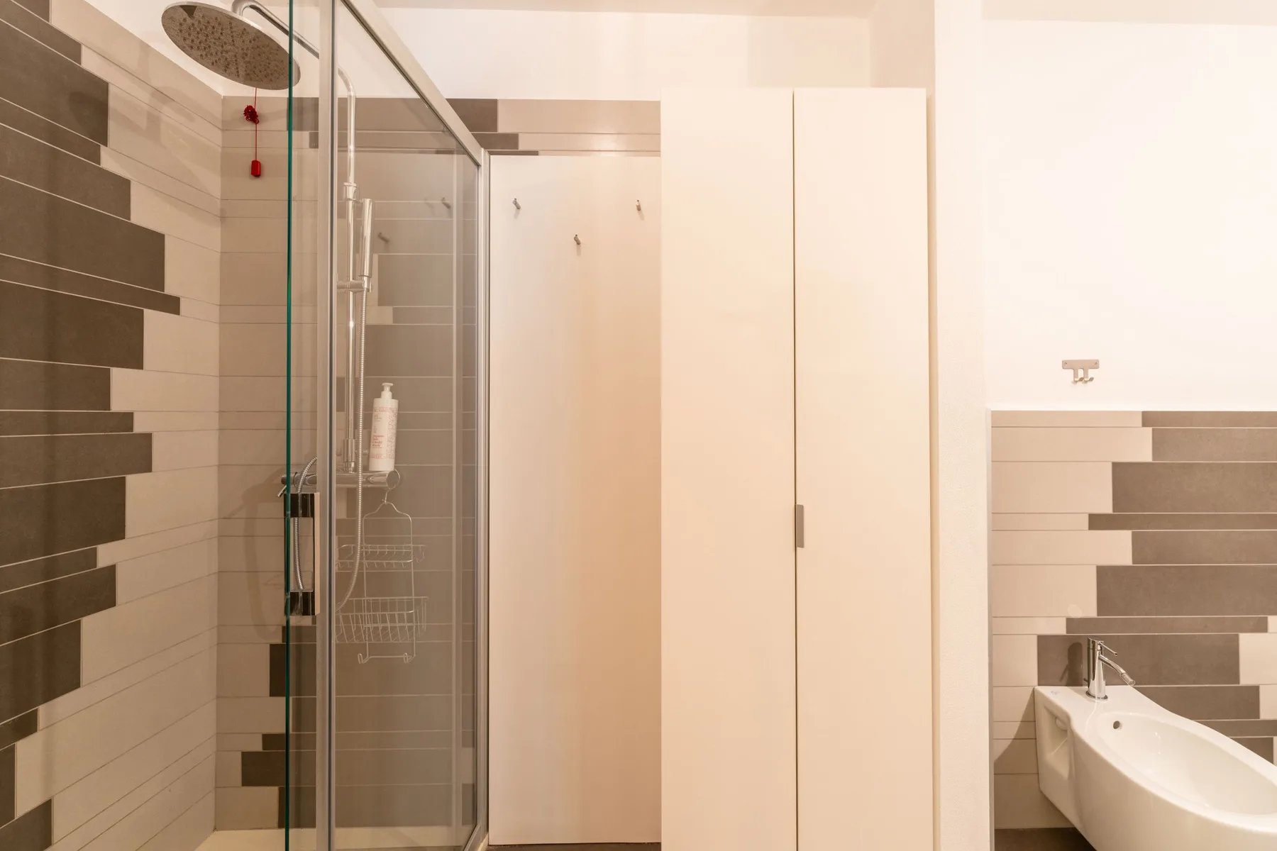 Un baño con ducha de vidrio y bañera.