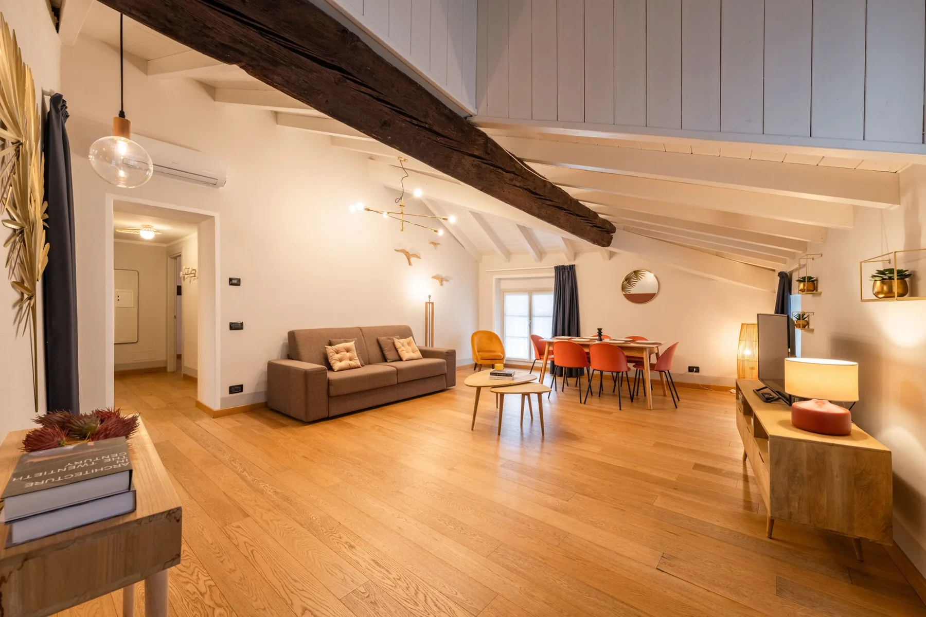 Una luminosa sala de estar y comedor con sofá y mesa de comedor.