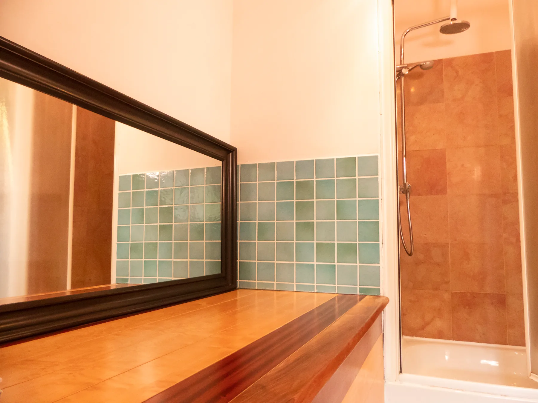 Baño con ducha de piedra