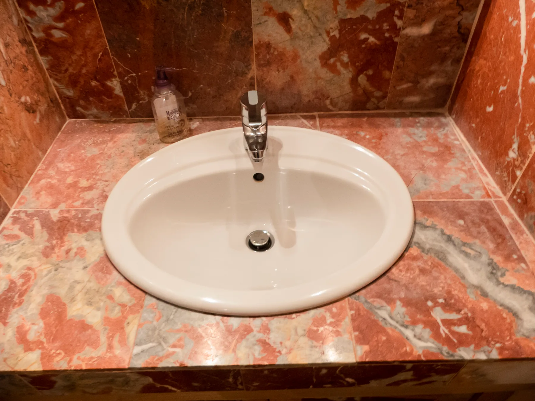 Lavabo de mármol en la suite