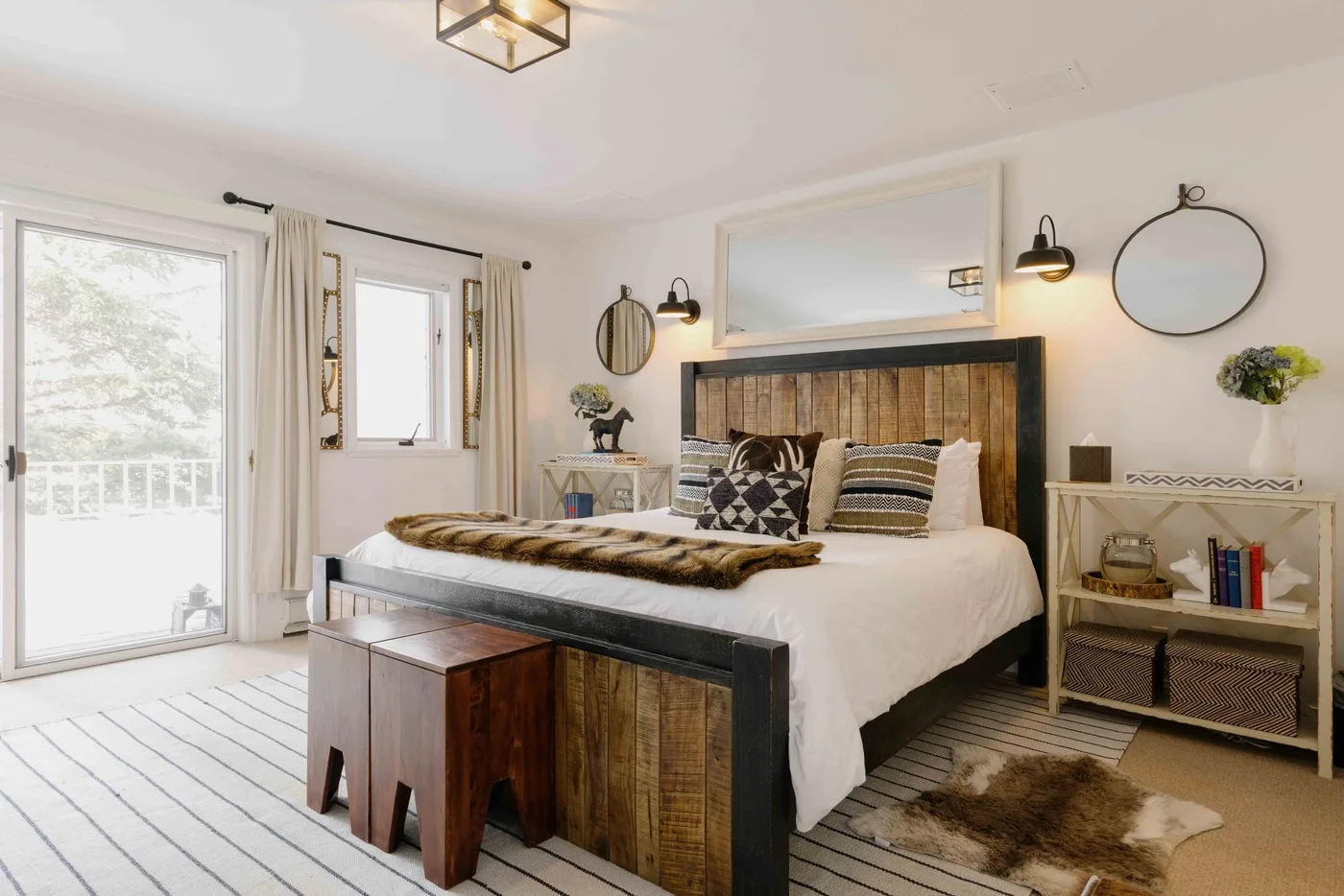 Un dormitorio con una cama, un cabecero de paneles de madera y puertas al balcón.