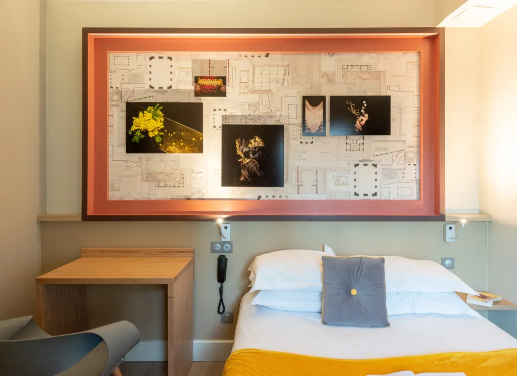 Obra fotográfica expuesta en una habitación