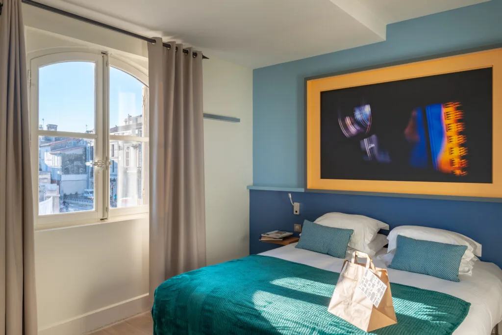 Obra fotográfica expuesta en una habitación