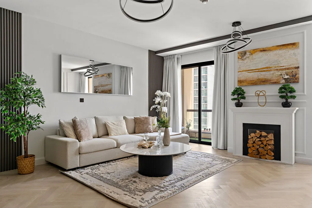 Sala de estar con zona de asientos y una chimenea.