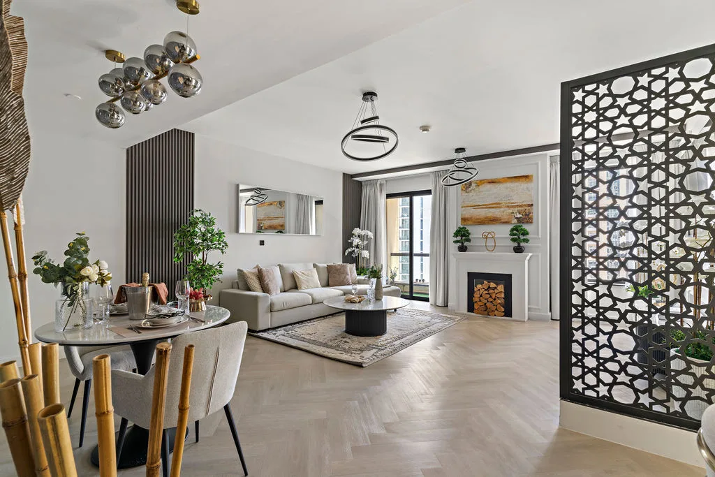Sala de estar con comedor, asientos y una chimenea.