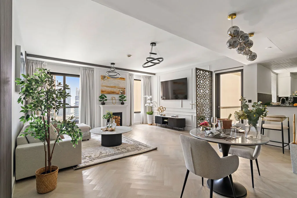 Una luminosa sala-comedor de planta abierta con grandes ventanas y asientos contemporáneos.