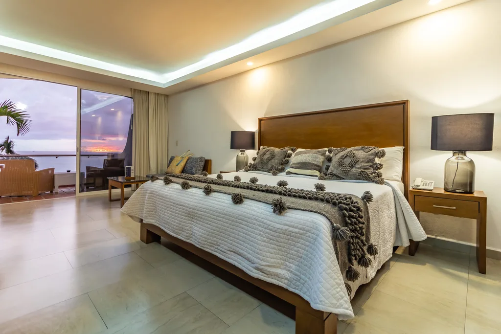 Deluxe King Suite with full Pacific Ocean Views