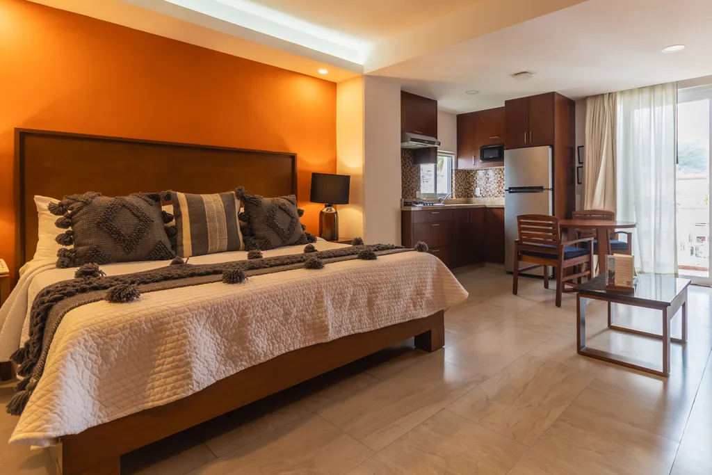 Suite con cama king y vistas al pueblo y a las montañas