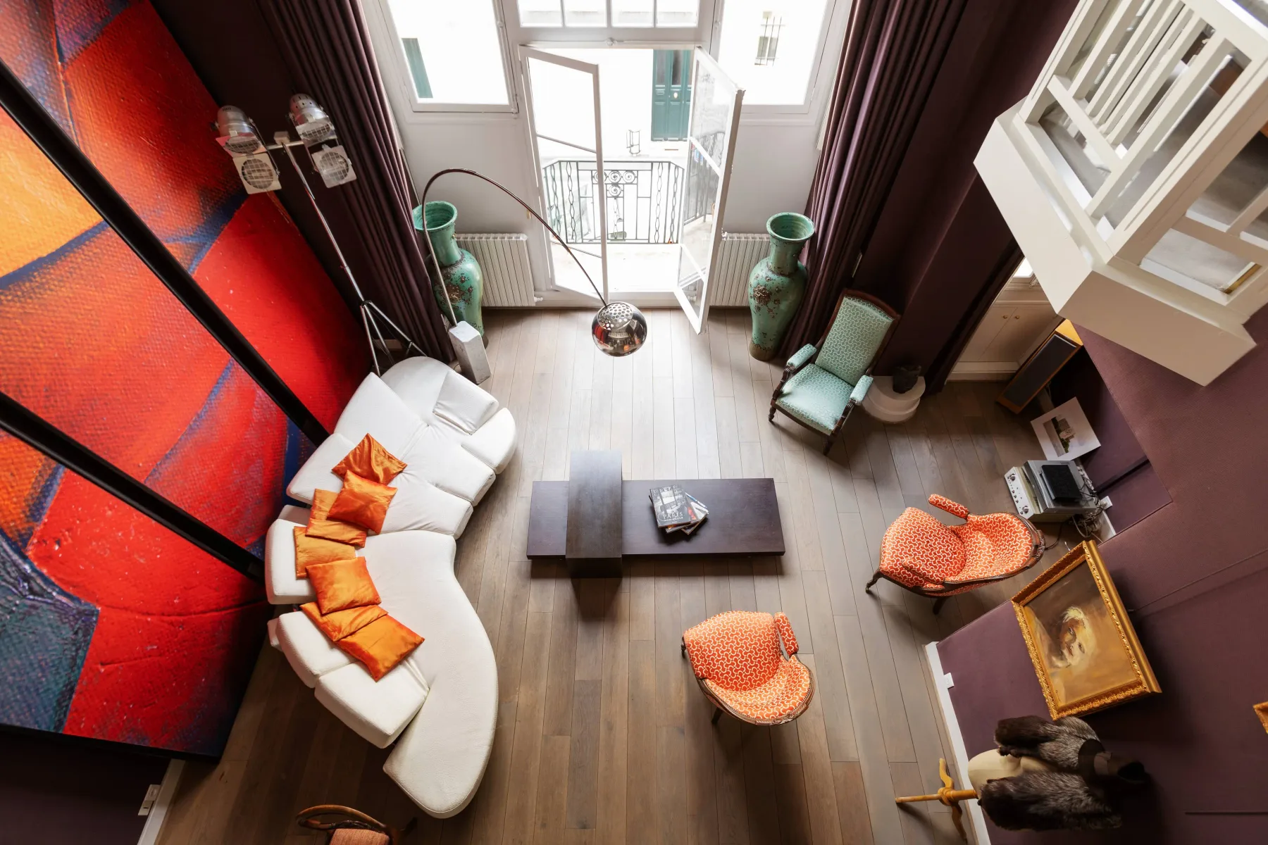 Una sala de estar tipo loft con asientos alrededor de una mesa de centro baja.