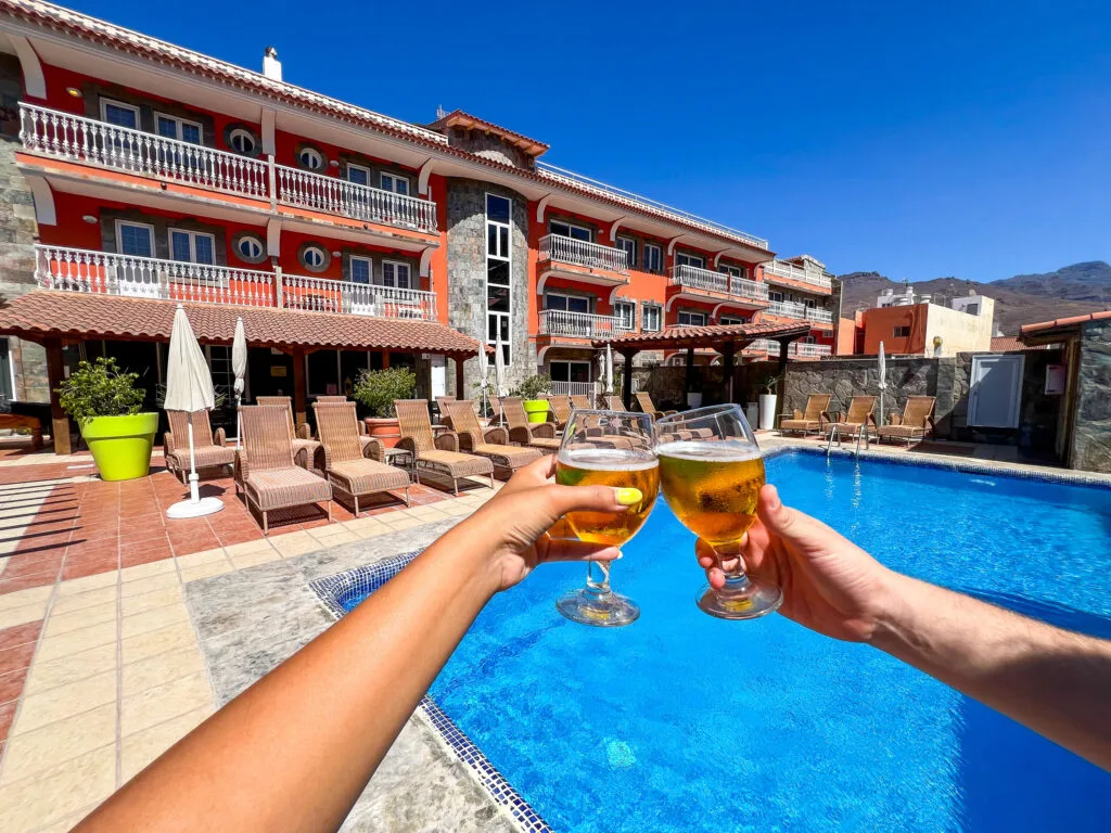 Terraza, piscina y jacuzzi