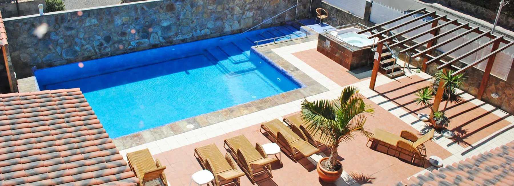 Piscina y jacuzzi