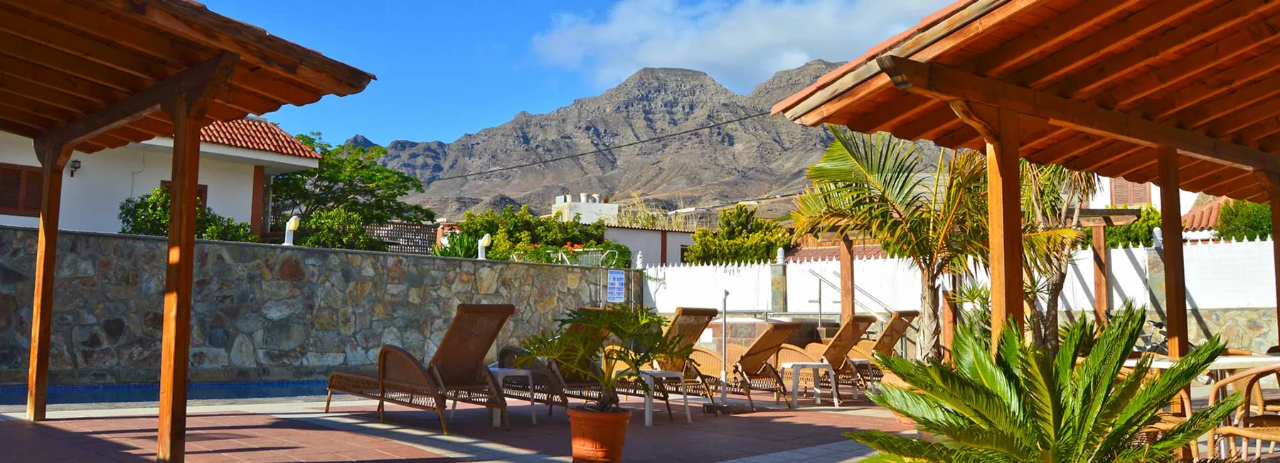 Terraza y piscina del hotel