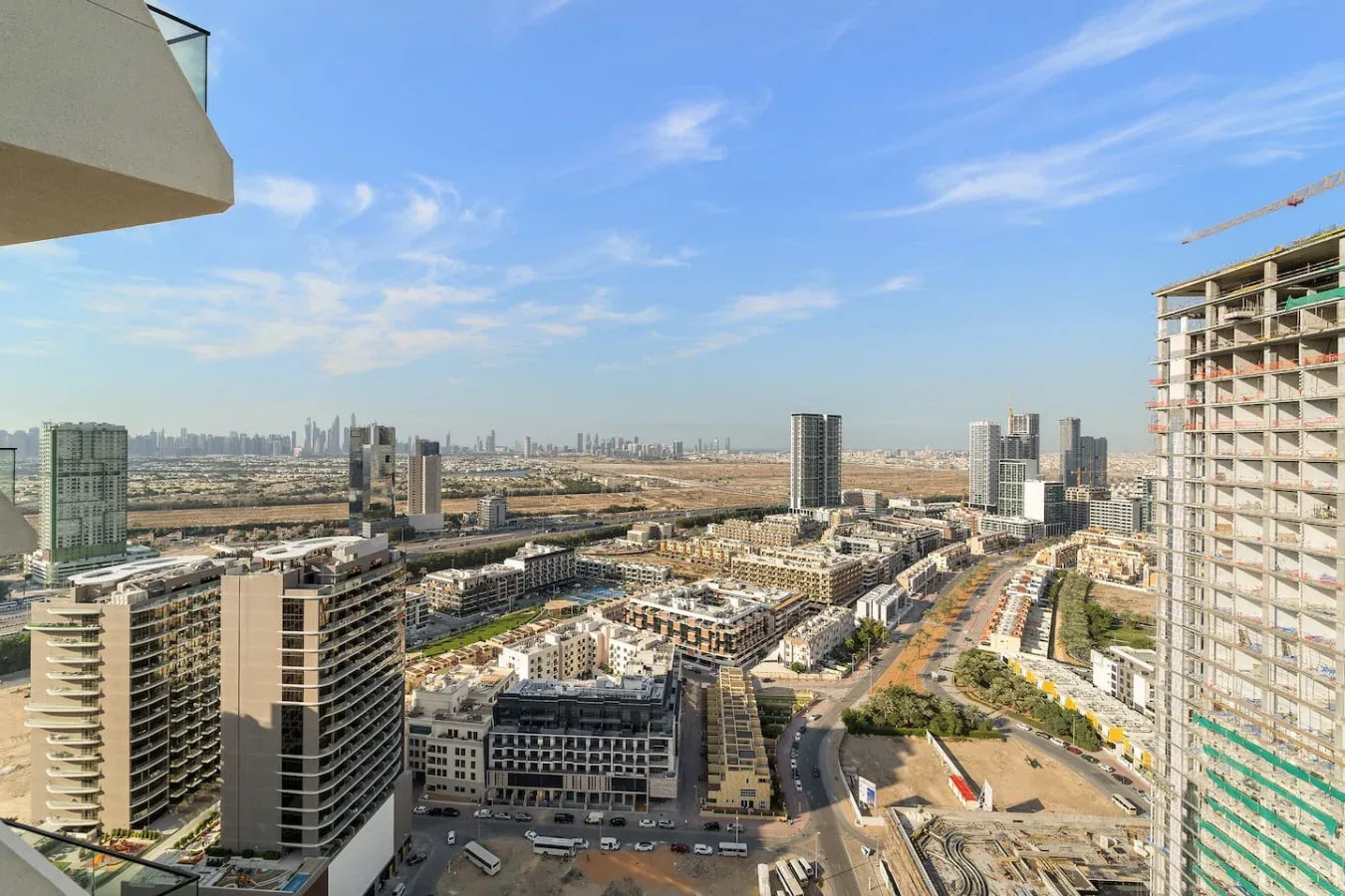 Vista elevada del horizonte de la ciudad, con edificios y calles bajo un cielo azul.