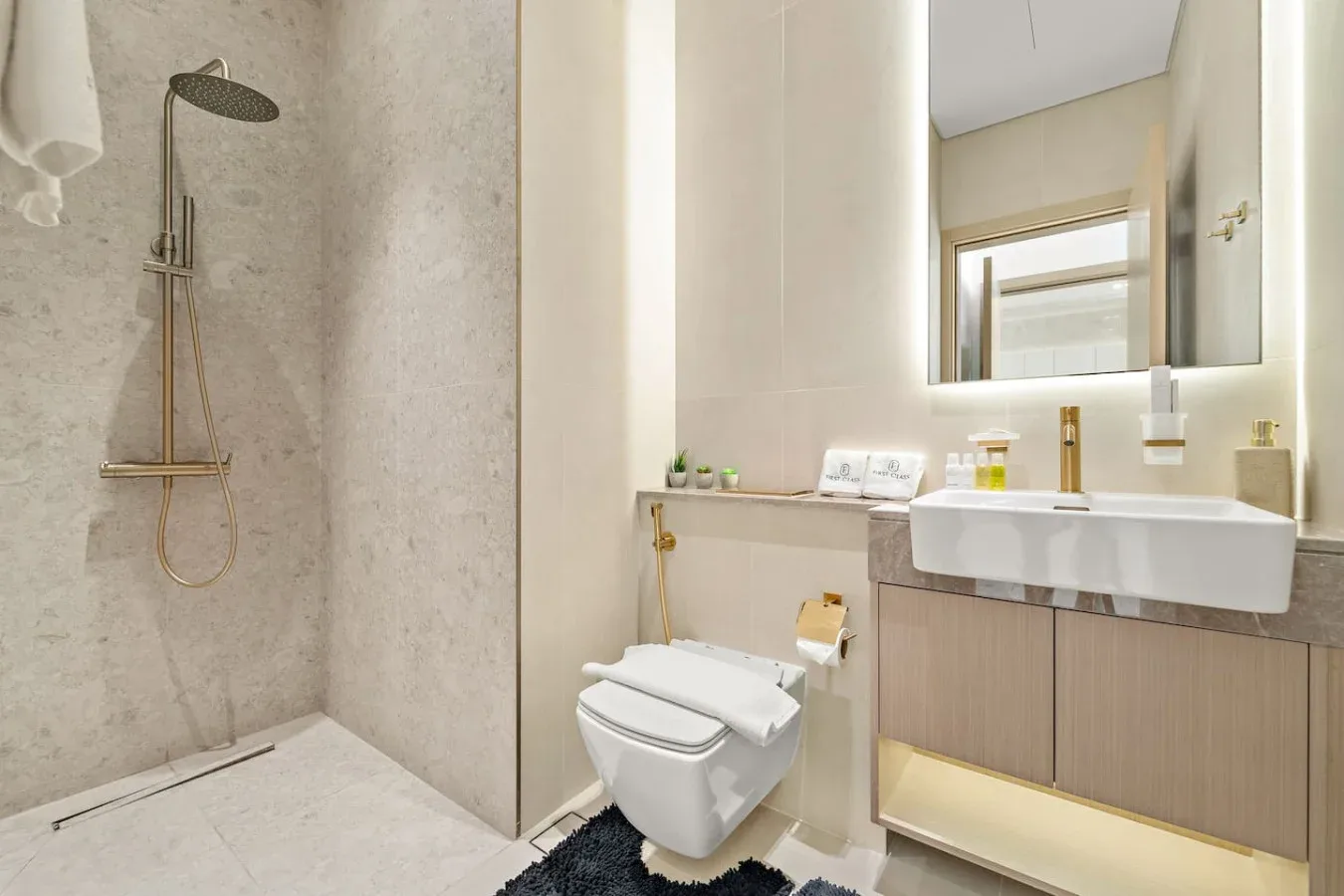 Baño moderno con ducha, inodoro y lavabo.