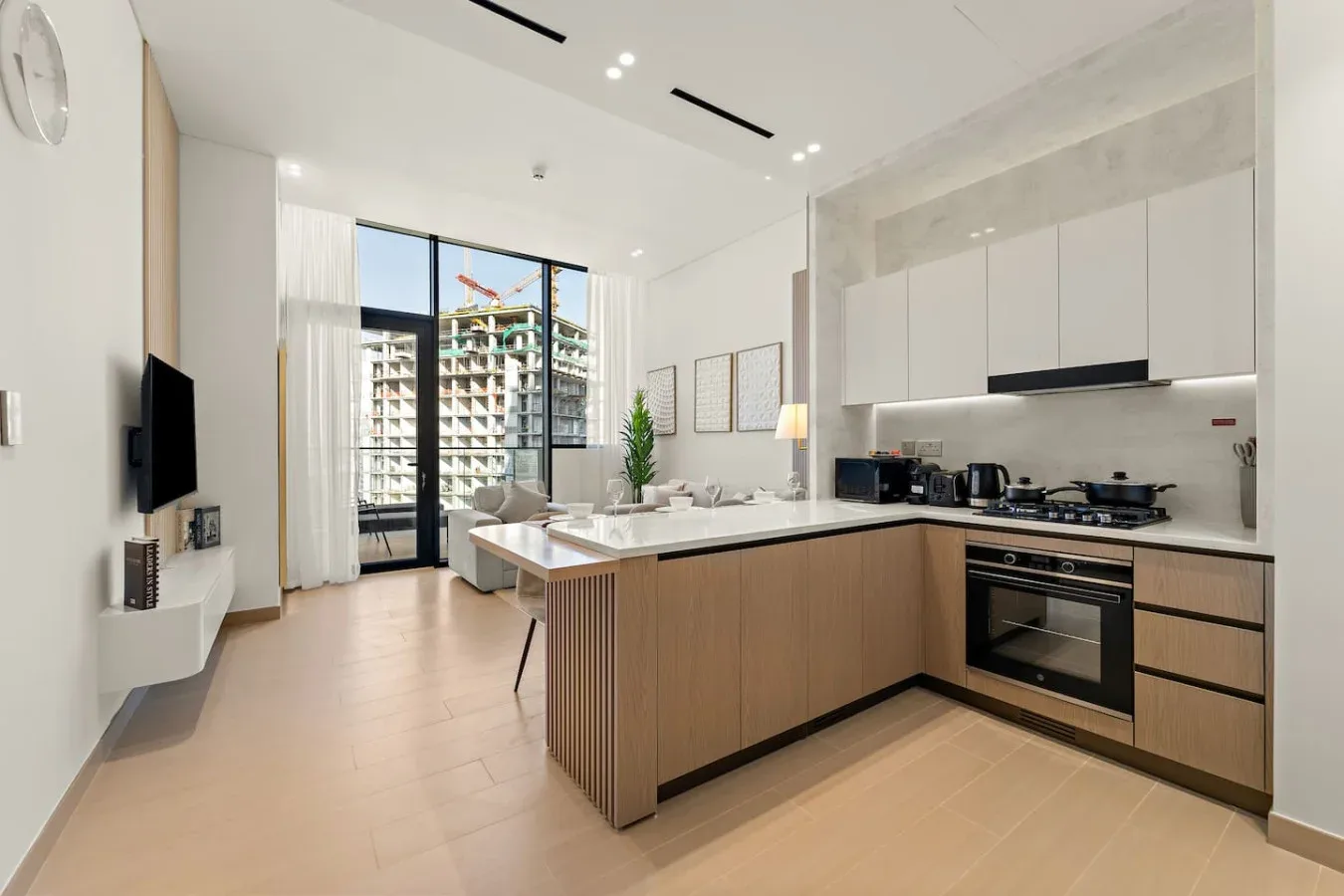 Una cocina moderna con una isla central y ventanales.