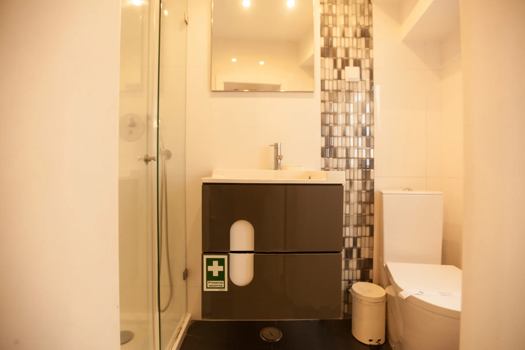 Baño con lavabo, ducha e inodoro.