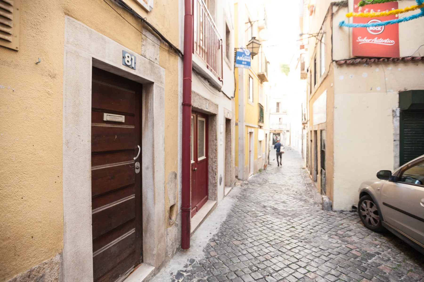 Una calle estrecha de adoquines pasa entre edificios muy próximos.