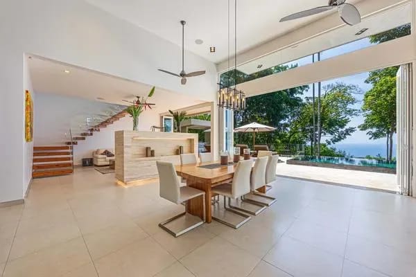 Lujosa villa de 3 dormitorios en la selva tropical con piscina con vistas al océano