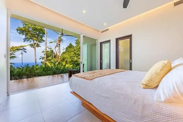 Lujosa villa de 3 dormitorios en la selva tropical con piscina con vistas al océano