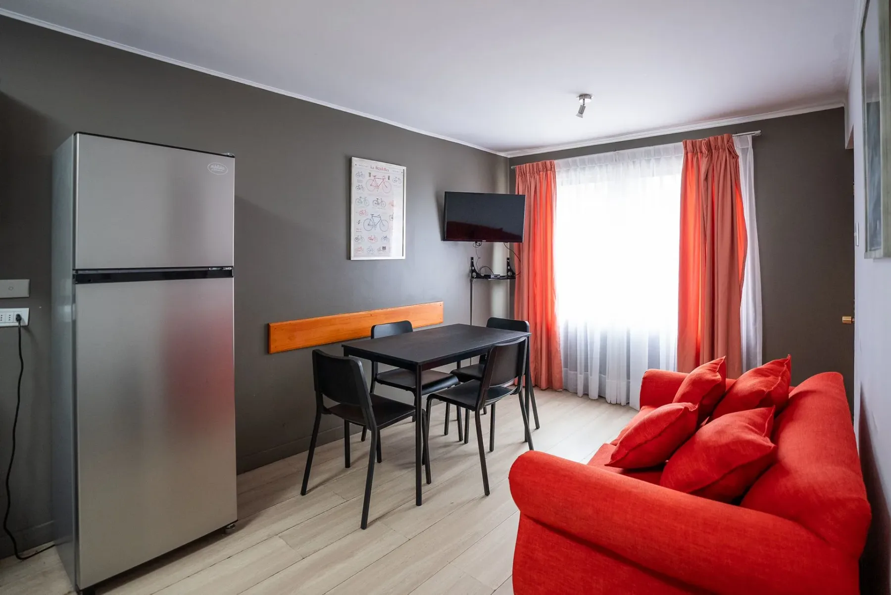 Interior de una cabaña para cuatro personas