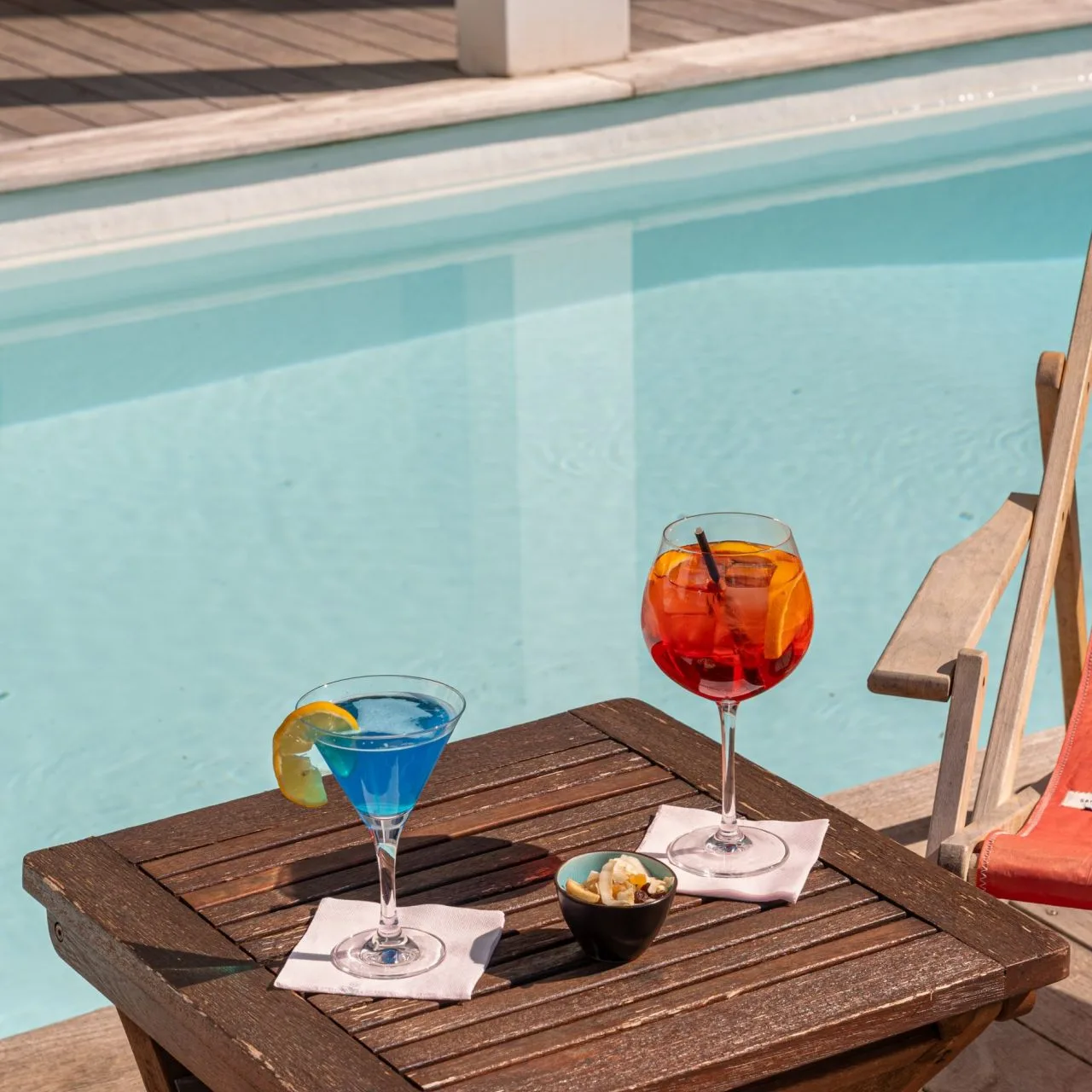 Copas de cóctel junto a la piscina del hotel