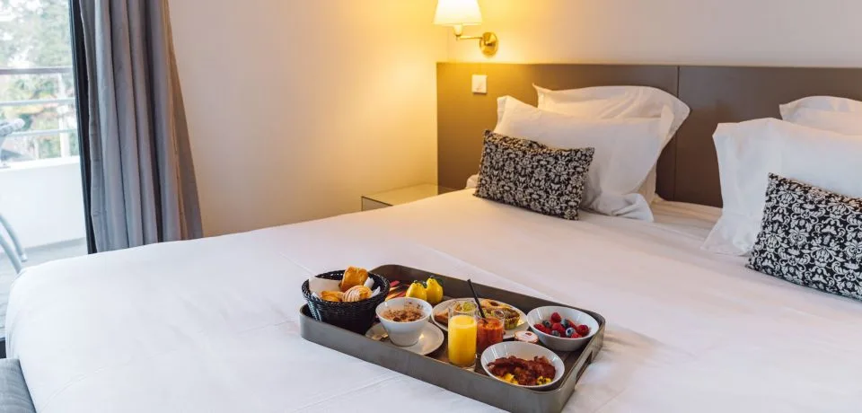 Bandeja de desayuno servida en una habitación del hotel