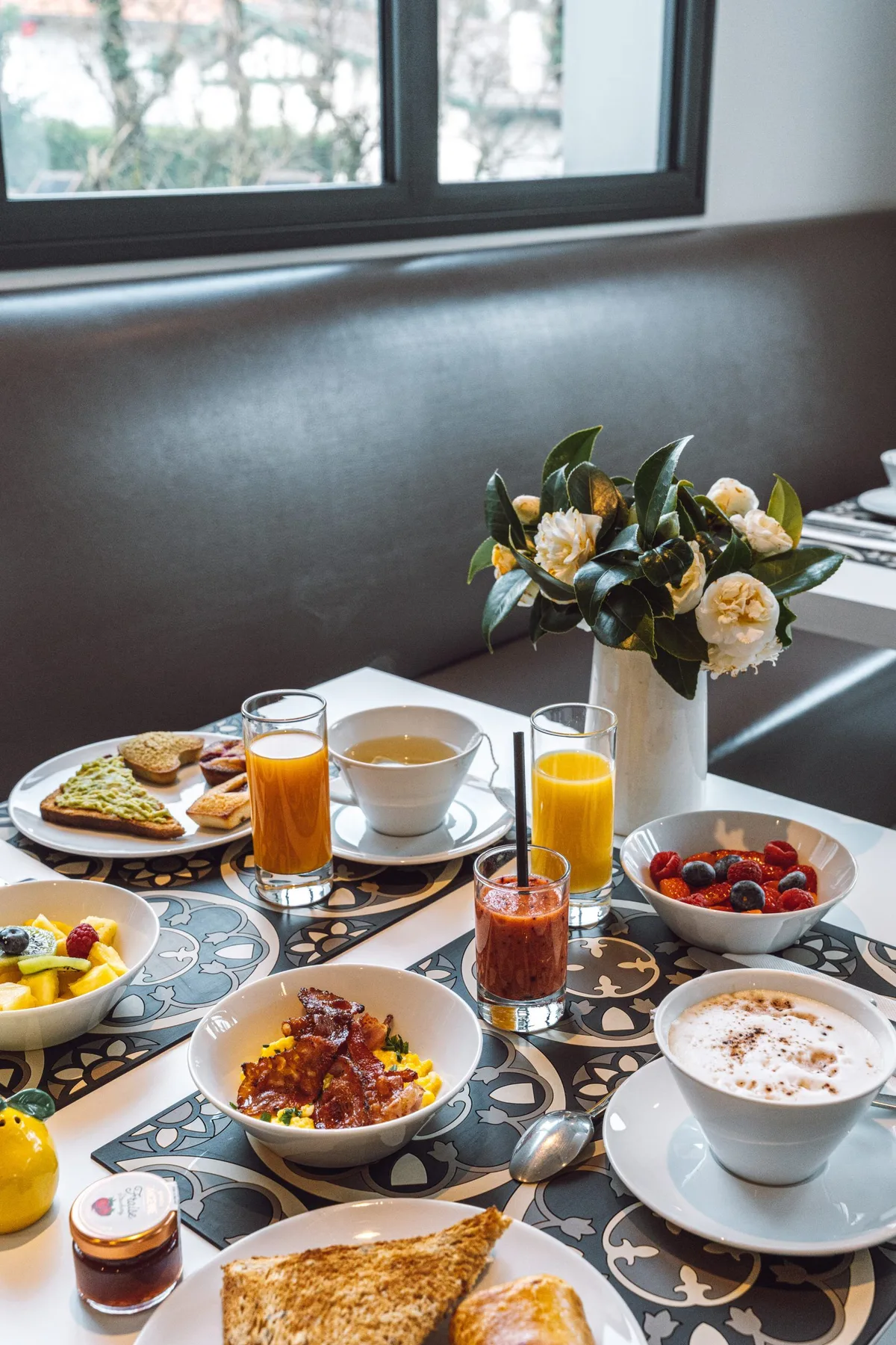 Mesa de desayuno del hotel