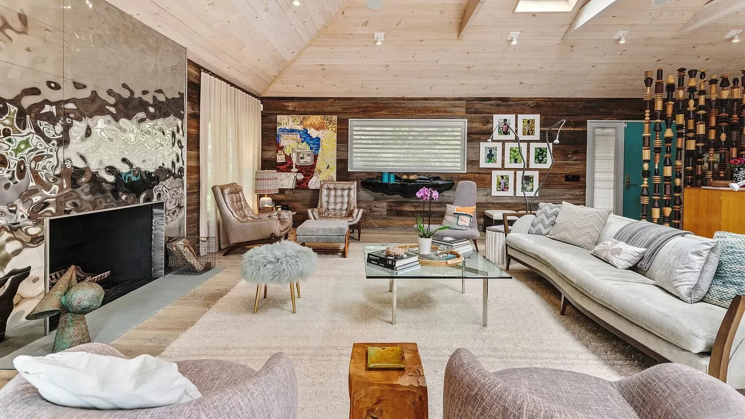 Una sala de estar con chimenea, asientos y una mesa de centro de vidrio.