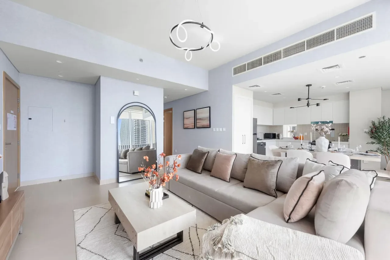 Una sala luminosa se conecta con un comedor y una cocina.