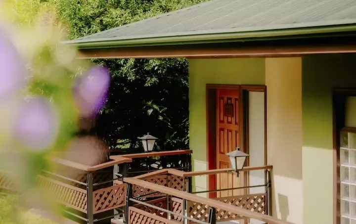 Exterior de la habitación con cama queen y vista a la montaña