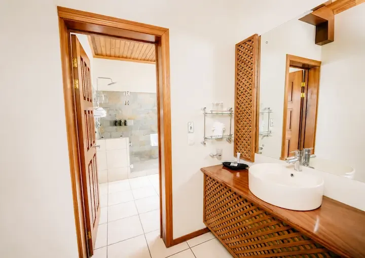 Baño de la habitación con vista al jardín