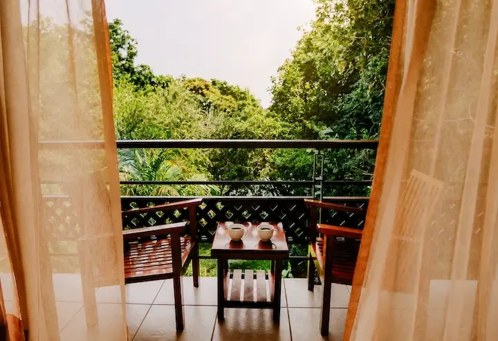 Balcón de la habitación con cama queen y vista a la montaña