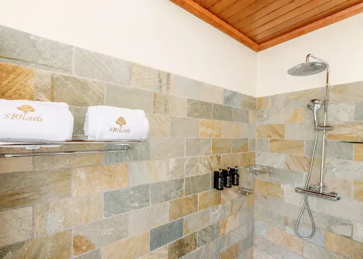 Ducha de la habitación con vista al jardín