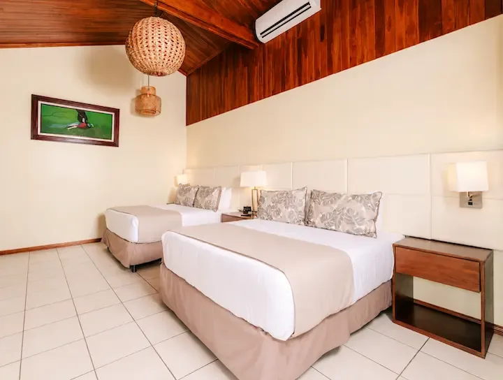 Habitación con cama queen y vista al atardecer