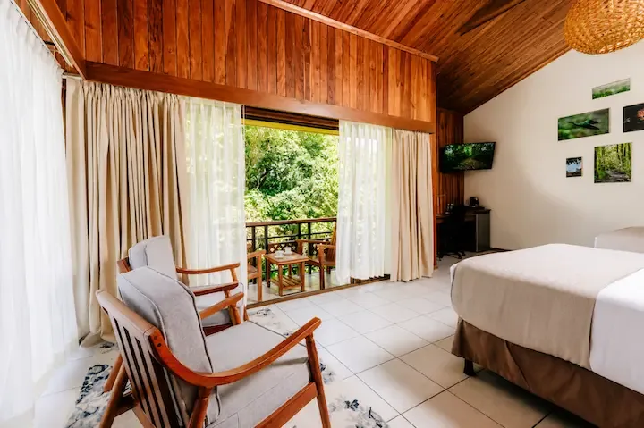 Habitación con cama queen y vista a la montaña