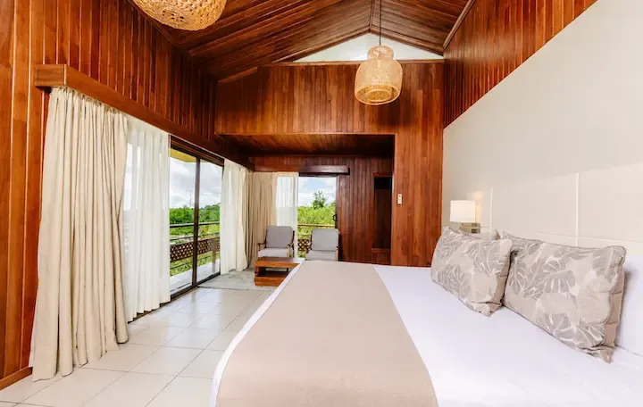 Habitación con cama king y vista al atardecer