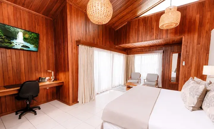 Habitación con cama king y vista a la montaña