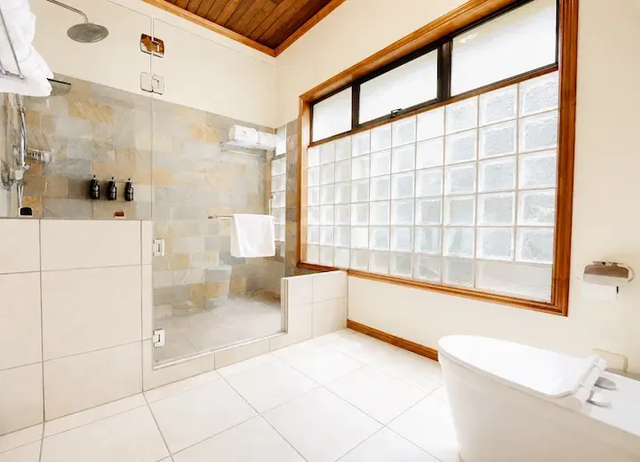 Ducha de la habitación con vista al jardín