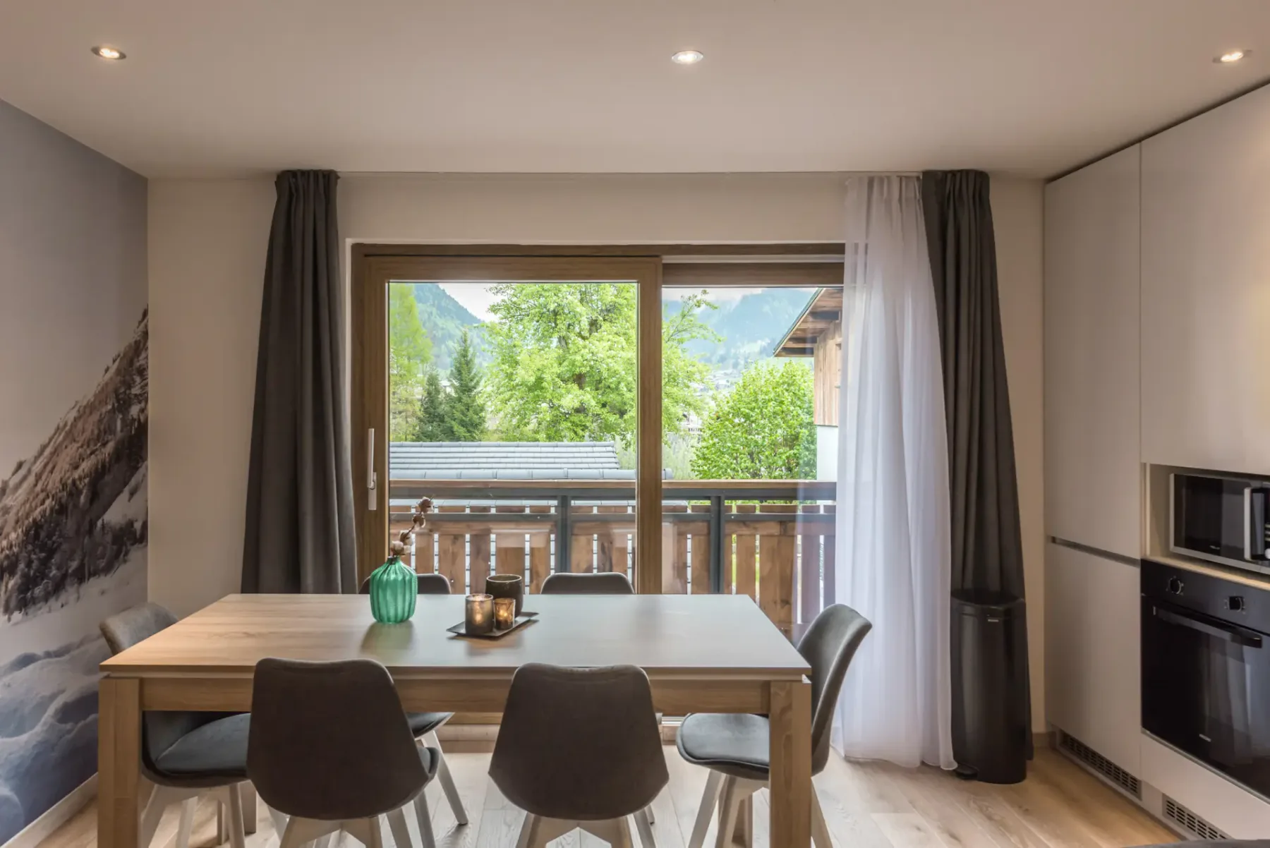 Comedor moderno del apartamento familiar de lujo Iroko en Morzine