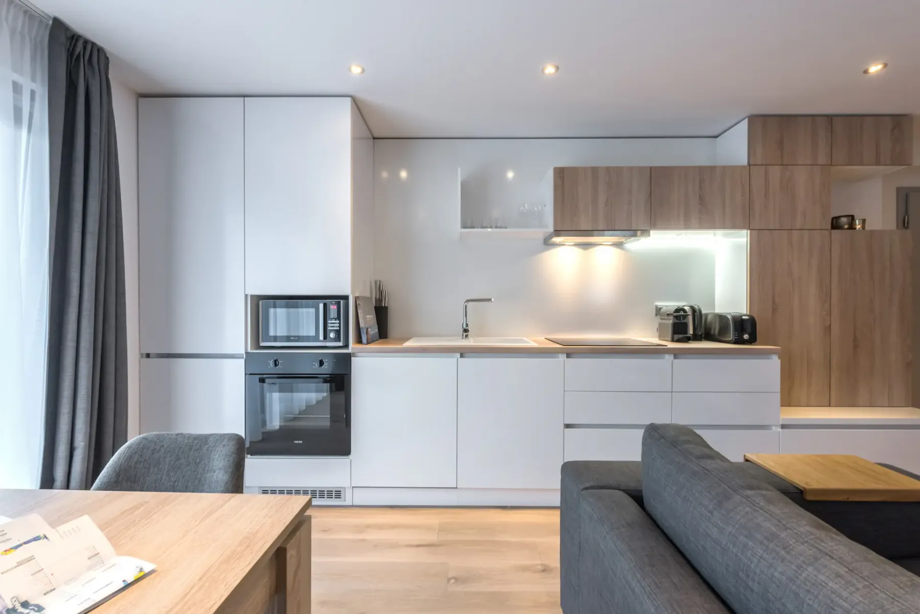 Cocina contemporánea del apartamento familiar de lujo Iroko en Morzine