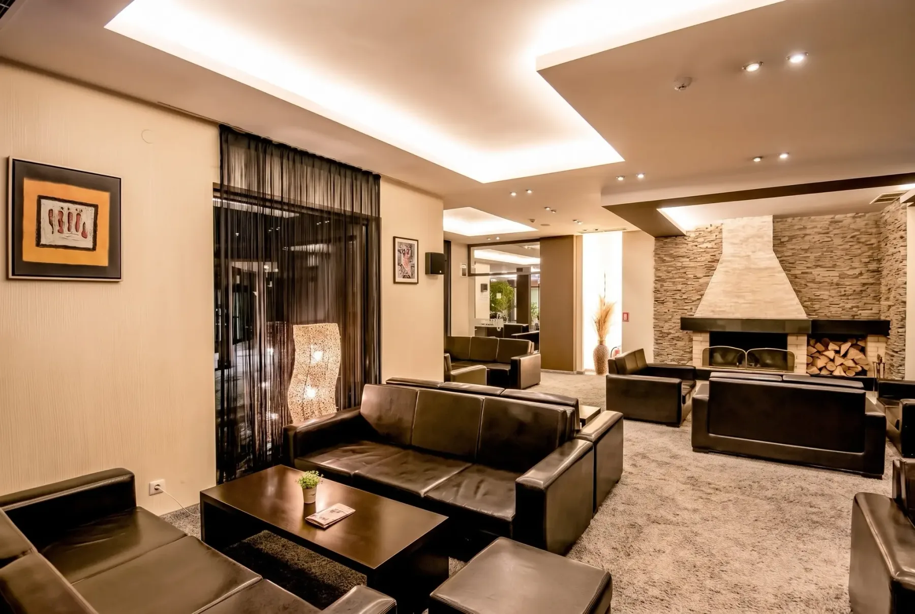 Salón con chimenea