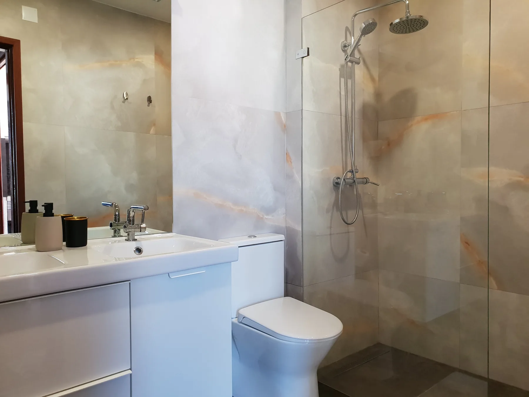 Un baño con lavabo, inodoro y ducha.
